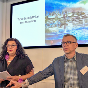 Risto Puutio ja Riitta Malkamäki haastoivat osallistujia tutkimaan ajattelun muutoksen tarvetta Työnohjauskonferenssissa vuonna 2023.